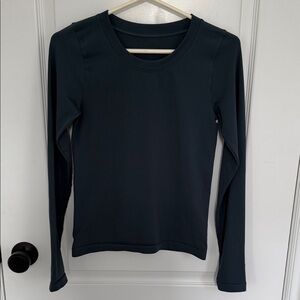 Athleta Renew seamless crewneck Long Sleeve Top - size small
